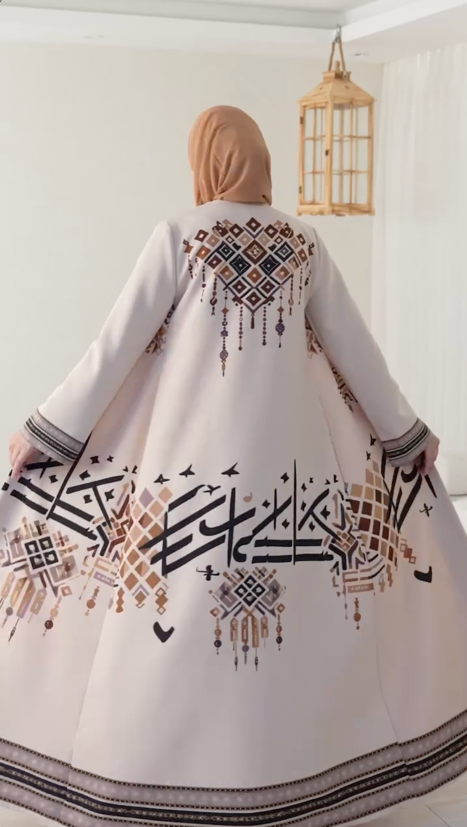 موديل تراتيل - جلباب مع عباية بالنقش العربي